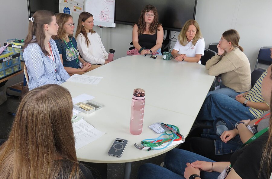 LuMa-Camp, Morgenbriefing am Mittwoch