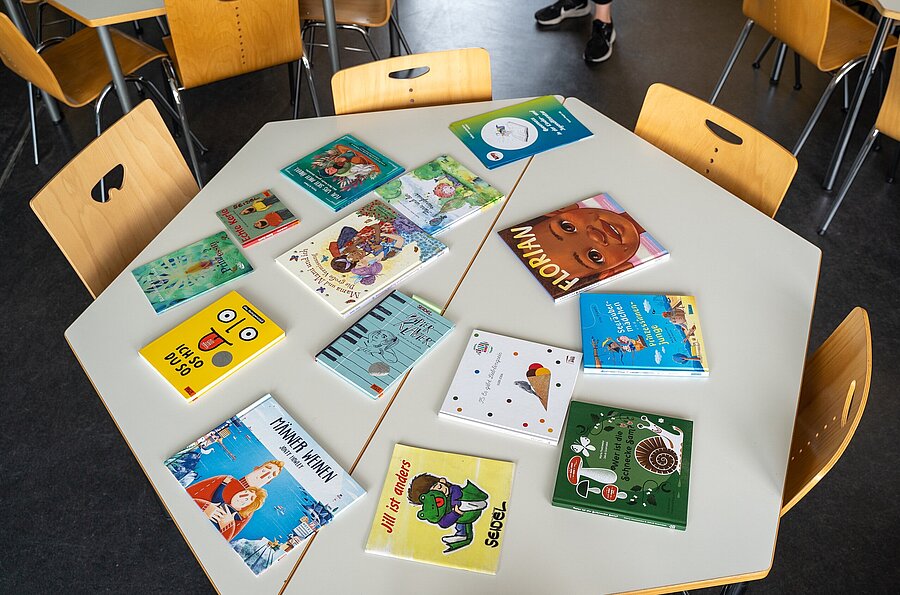Auf einem Tisch liegende Kinderbücher im Rahmen des Lernfestivals der PH Ludwigsburg
