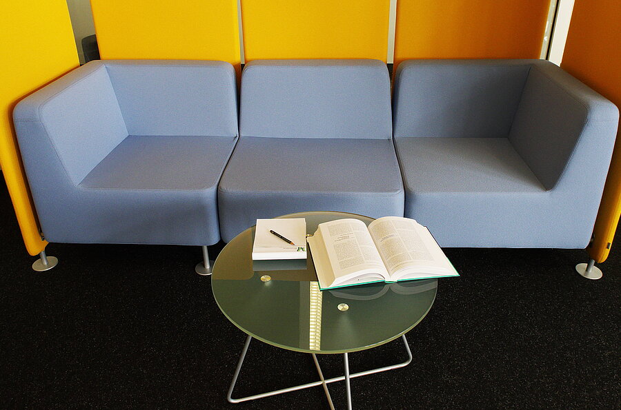 Sofa mit Tisch und Schreibblock im Lesesaal