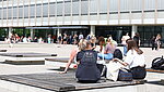 Studierende entspannen auf dem Campus der PH Ludwigsburg