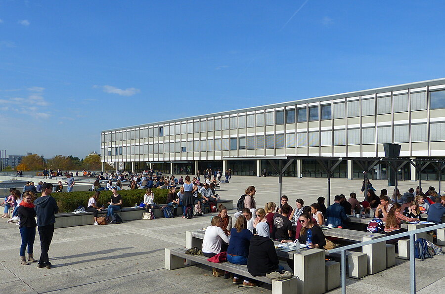 Blick auf den Campus mit Studierenden, im Hintergrund Gebäude 1 der PH