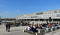 Blick auf den Campus mit Studierenden, im Hintergrund Gebäude 1 der PH