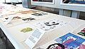 Ausstellungsdetail Tisch mit Drucken von Studierenden der PH Ludwigsburg