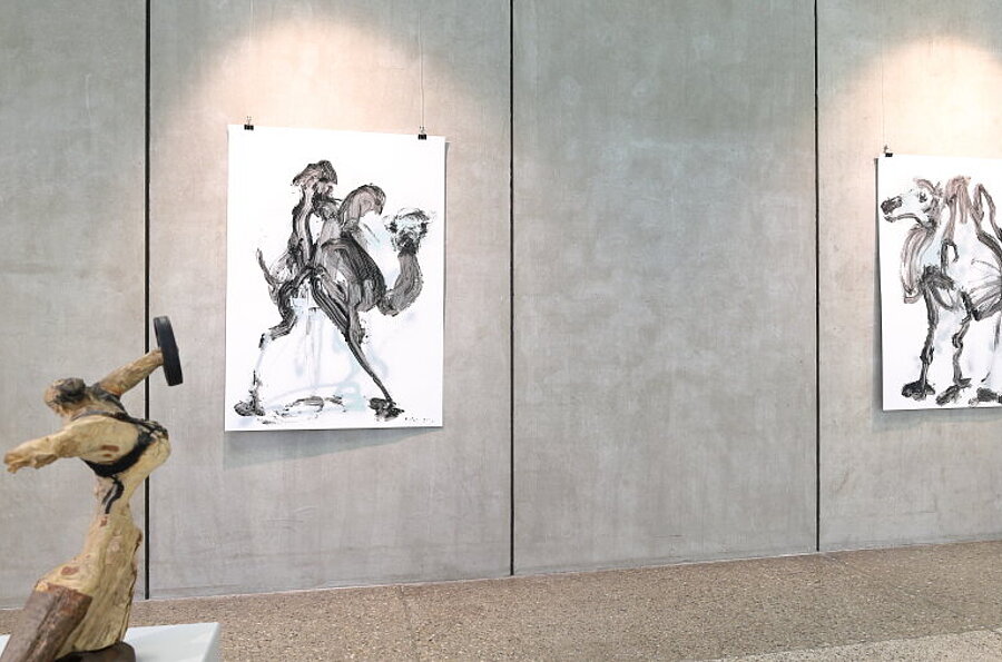 Blick in die Ausstellung in der Studiengalerie mit Holzskulpturen und Zeichnungen von Thomas Putze