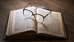 Bild einer Brille auf einem Buch
