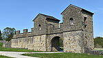 Ruine eines römischen Torhauses mit Mauerstück.