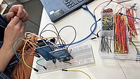 Person arbeitet mit dem Arduino