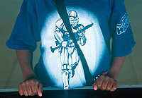 Kind im T-Shirt mit Soldatendarstellung