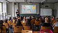 Eine in einem Seminarraum sitzende Schülerklasse im Rahmen eines Workshops beim Lernfestival der PH Ludwigsburg