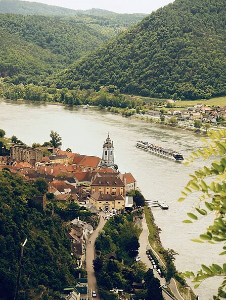 Franziska Rauh mit dem Bild "Dürnstein in der Wachau" (Kirchliche Pädagogische Hochschule Wien/Krems, Österreich)