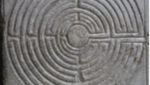 Stein-Labyrinth als Symbol für das Seminar Schüler*innen mit progredienten Erkrankungen in der Schule