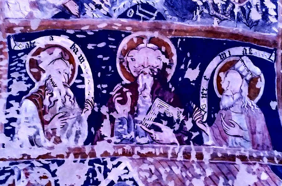Die heilige Dreieinigkeit (Bildmitte, 14. Jhd.) in der Kirche in Schäßburg
