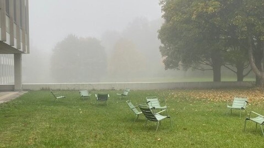 St&uuml;hle im Morgennebel auf der Gr&uuml;nfl&auml;che der PH Ludwigsburg