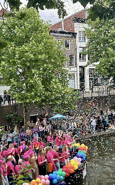 Anna Nappert mit dem Bild "Utrecht Pride" (Marnix, Niederlande)