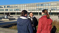 Studentin Gizem im Gespr&auml;ch mit zwei Studierenden