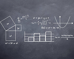 Mathematische Formeln an einer Tafel