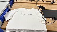 besticktes T-Shirt im Makerspace