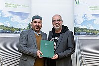 DAAD-Preistr&auml;ger Ameer Khan Ameer und Rektor Prf. Dr. J&ouml;rg Kessler mit der DAAD-Preis Urkunde