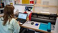 Schülerin an den Gerätschaften des Makerspace im Rahmen eines Workshops beim Lernfestival der PH Ludwigsburg