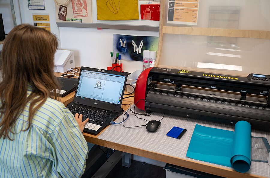 Schülerin an den Gerätschaften des Makerspace im Rahmen eines Workshops beim Lernfestival der PH Ludwigsburg