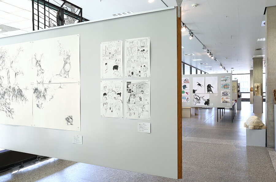 Blick in die Ausstellung in der Studiengalerie mit Werken der Studierenden