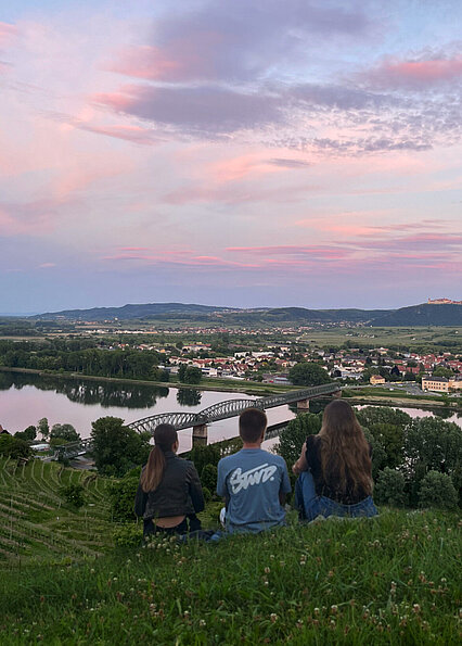 Franziska Rauh mit dem Bild "Sonnenuntergang in der Wachau" (Kirchliche Pädagogische Hochschule Wien/Krems, Österreich)