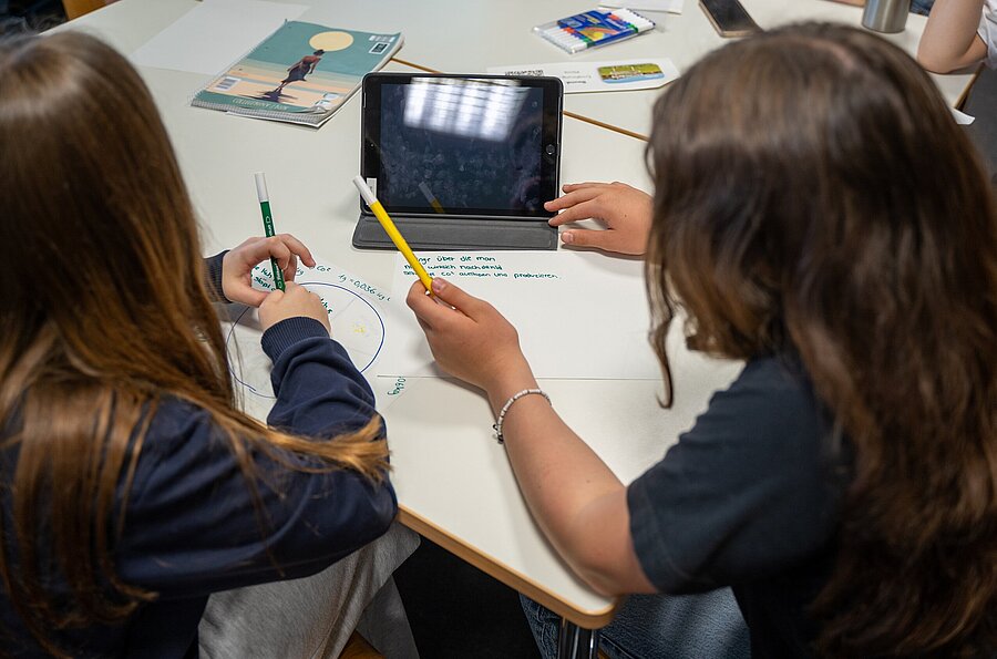 Um einen Tisch sitzende Schüler*innen im Rahmen eines Angebots auf der Lernfestival der PH Ludwigsburg