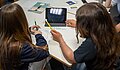 Um einen Tisch sitzende Schüler*innen im Rahmen eines Angebots auf der Lernfestival der PH Ludwigsburg