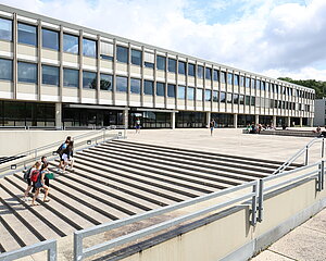 Campus der PH Ludwigsburg mit Blick auf die Freitreppe sowie die Gebäude 1 uund
