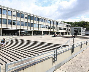 Campus der PH Ludwigsburg mit Blick auf die Freitreppe sowie die Gebäude 1 uund