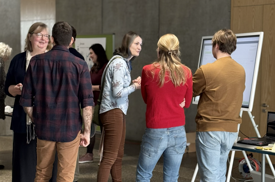 Teilnehmende des PReBi-Forums im Januar 2026 im Gespr&auml;ch.