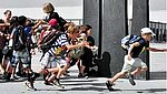 Kinder laufen am Bildungshammer der PH Ludwigsburg vorbei.
