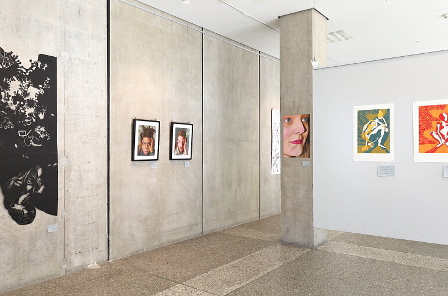 Blick in die Ausstellung in der Studiengalerie mit Werken der Studierenden