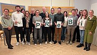 Gruppenbild des Projektteams mit dem Schriftzug PReBi