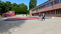 Das Bild zeigt einen asphaltierten Schulhof.