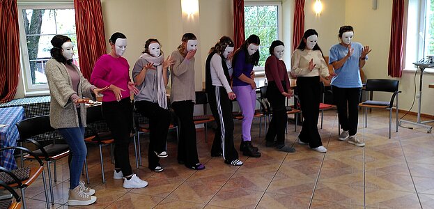 Gefühle zeigen (mit Masken)