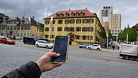 Ein Schüler führt einen Actionbound durch Ludwigsburg durch