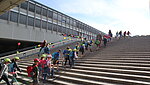 Schülerinnen und Schüler steigen die Treppe zum Campus der PH hoch