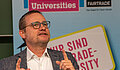 Holger Heß bei Rede vor Fairtade University Fahne