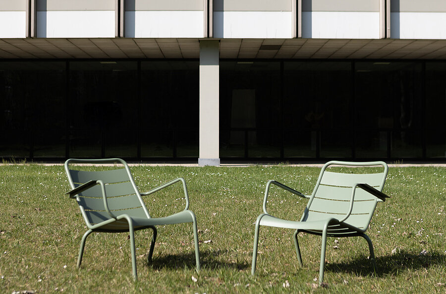 Zwei St&uuml;hle auf der Gr&uuml;nfl&auml;che vor Geb&auml;ude 1 der PH Ludwigsburg
