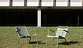 Zwei St&uuml;hle auf der Gr&uuml;nfl&auml;che vor Geb&auml;ude 1 der PH Ludwigsburg