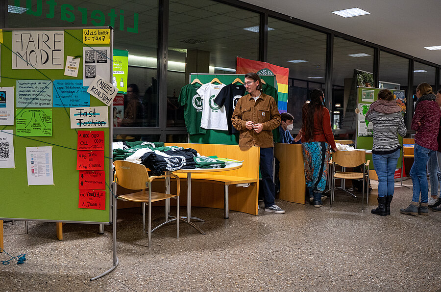 Informationsstände Fairtade im Foyer