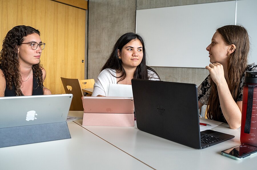 Sich unterhaltende Student*innen im Rahmen eines Workshops beim Lernfestival der PH Ludwigsburg