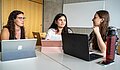 Sich unterhaltende Student*innen im Rahmen eines Workshops beim Lernfestival der PH Ludwigsburg
