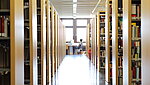 Bibliotheksflur mit Bücherreihen