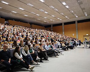 Vollbesetzter Vorlesungssaal der PH Ludwigsburg