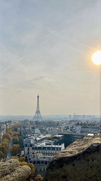 Laura Fitzek mit dem Bild "Aussischt vom Arc de Triomphe" (University of Luxembourg, Luxemburg)