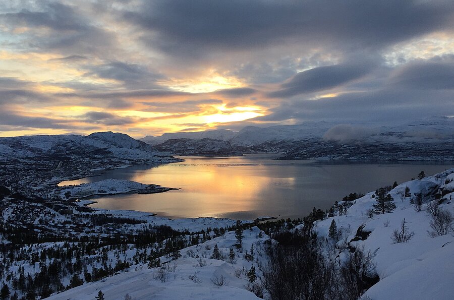 Lanschaft mit Schnee und See in Norwegen