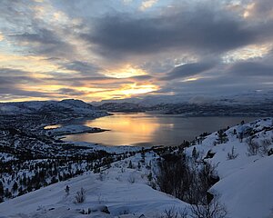 Lanschaft mit Schnee und See in Norwegen
