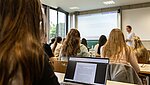 Studierende beim Besuch eines Seminars